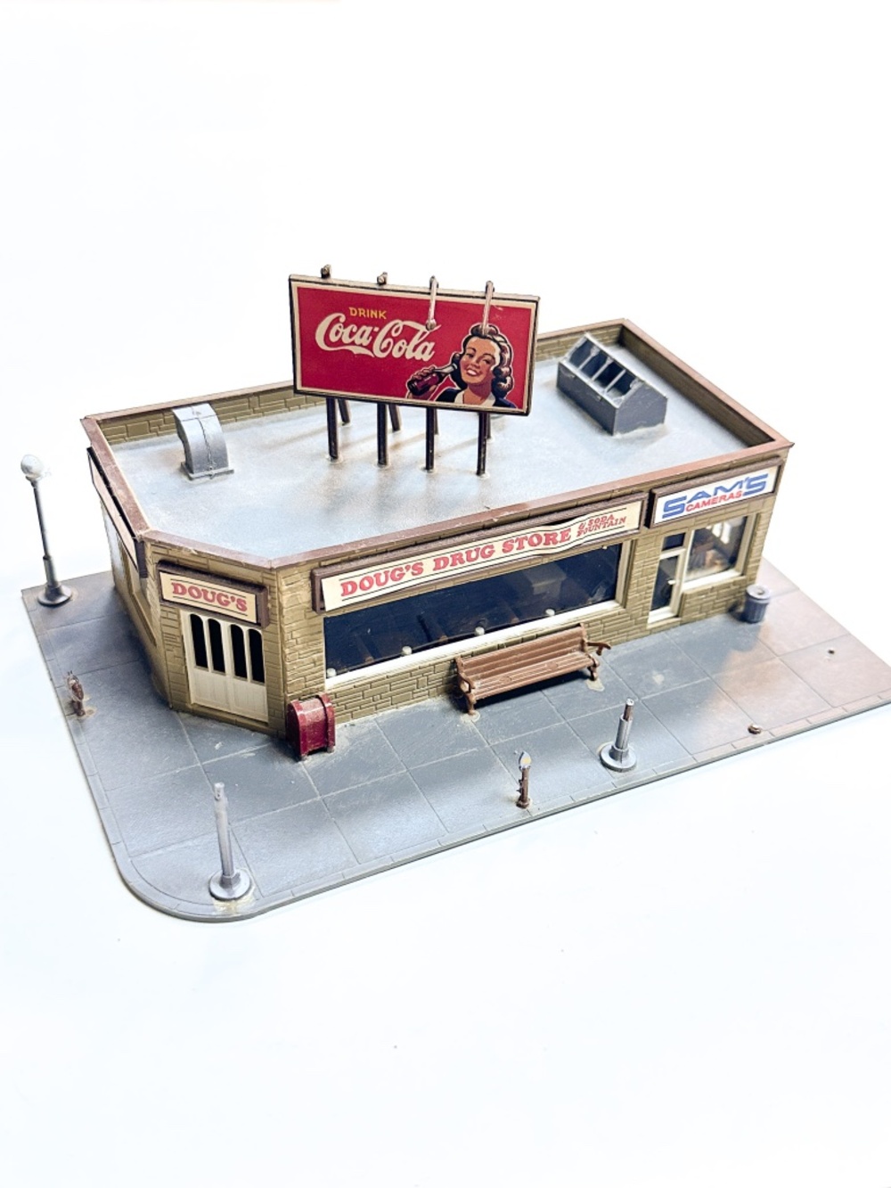 TYCO Assembled HO Drug Store Model Train Building 7772 Center Street Series